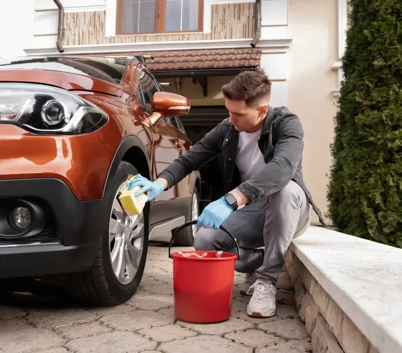 Lavage auto à domicile Sainte-Marie-d'Attez : professionnel intervenant sur un véhicule